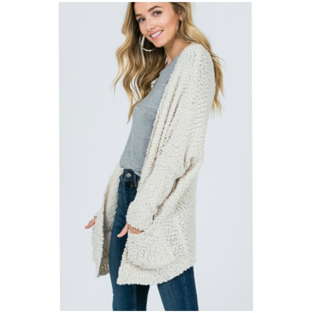 🆕️🤩....Soft ivory cardigan